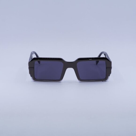 Fendi FE40073U 05A Sunglasses Black Rectangle Frame, Grey Lenses